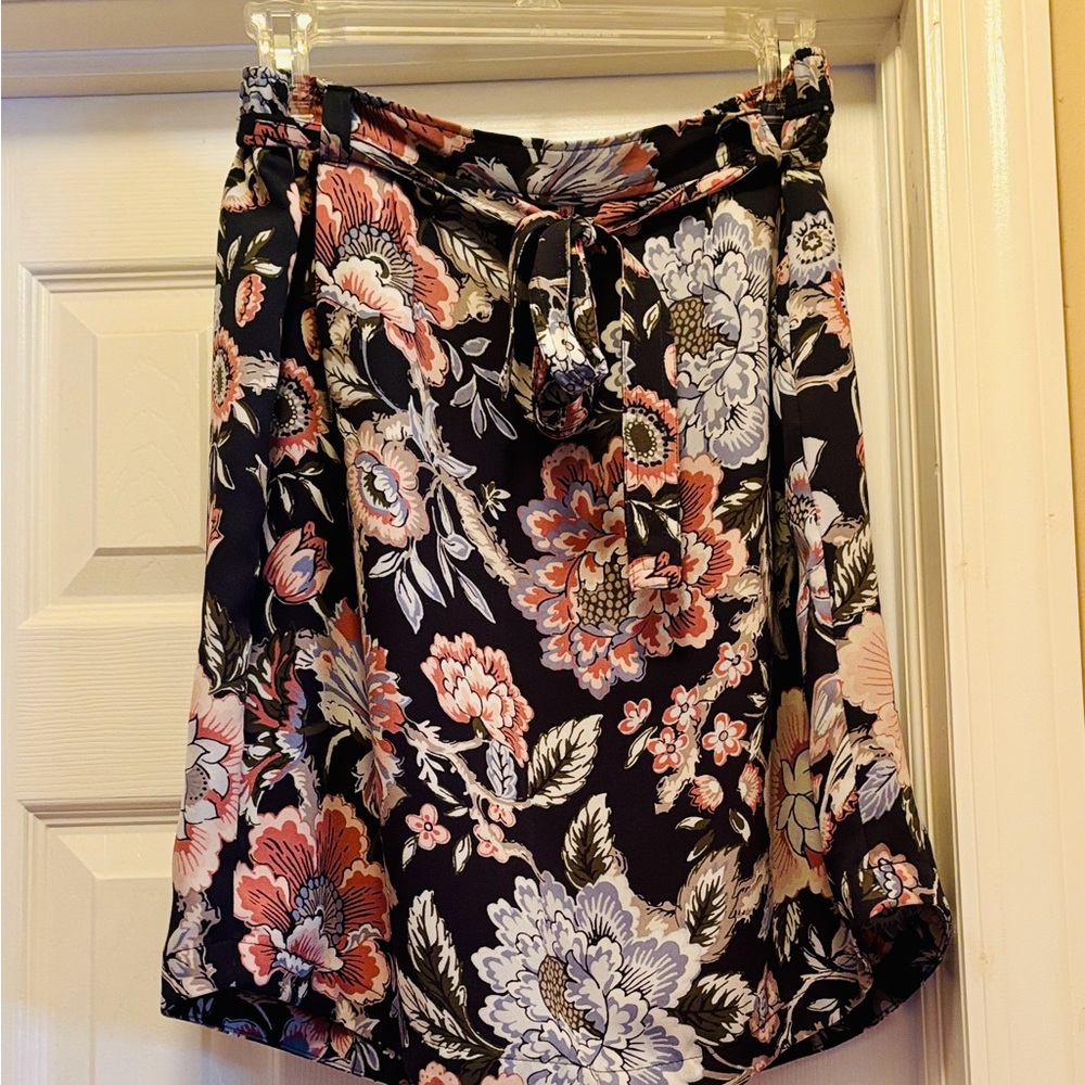 Gently used, LOFT Outlet Grey Floral Skirt 🩶🩷🤍🩵